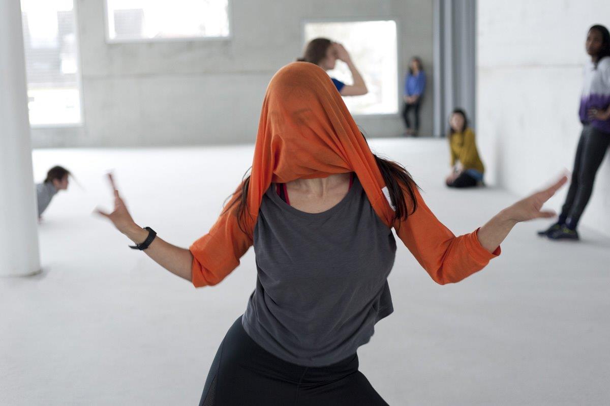 Monument 0.4: Lores & Praxes (rituals of transformation) de Eszter Salamon. Foto Lisa Rave
