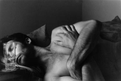 Main image of the artwork Autorretrato en la cama con vaso de agua