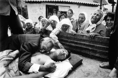 Main image of the artwork El adolescente Salih Azem, torturado y asesinado, es abrazado por su padre