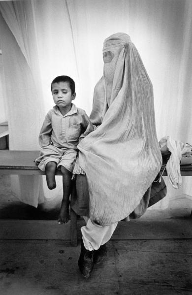 Main image of the artwork Niño mutilado con su madre en el centro ortopédico