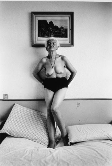 Main image of the artwork Sin título (De pie sobre la cama)