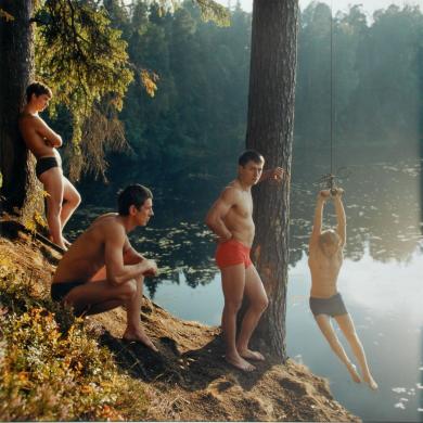 Main image of the artwork Miembros del Club de Entrenamiento Físico General "Rusich" saltando de una cuerda en el rio Oredezh: Arthur Glukhov, Vitaly Tyutrin, Sasha Purikov y Sasha Ageyev