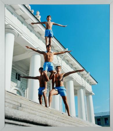 Main image of the artwork Pirámide en las escaleras de la Bolsa. Los acrobatas Alexander Dalechin(master en deporte), Yevgeny Ignatiev, Pavel Povov (ganador de dos campeonatos Juveniles del mundo y del campeonato europeo) y Ervin Mednikov