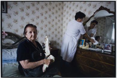 Main image of the artwork Patricia, auxiliar de ayuda a domicilio para la empresa ASISPA, atiende a Doña Dolores