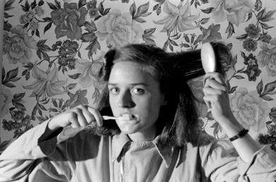 Main image of the artwork Un día cualquiera, me lavo los dientes, me cepillo el pelo y me hago una foto delante de un rollo de papel