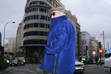 Main image of the artwork Sin título (Hombre con gabardina azul)