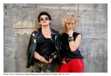 Main image of the artwork Miembros de Cadena Perpetua junto a la sala Rock-Ola