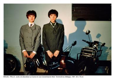 Main image of the artwork Junto a la discoteca La Cueva en una concentración mod