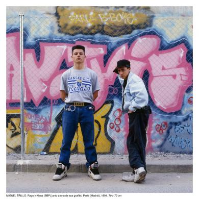 Main image of the artwork Rayo y Klaus (BBP) junto a uno de sus grafitis