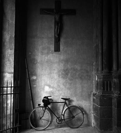 Main image of the artwork Bicicleta en una iglesia