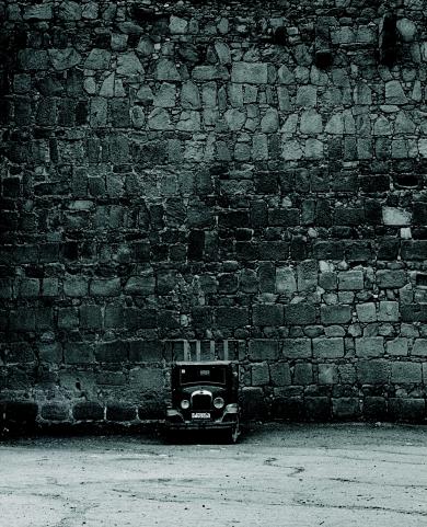 Main image of the artwork Camioneta ante las murallas de Ávila