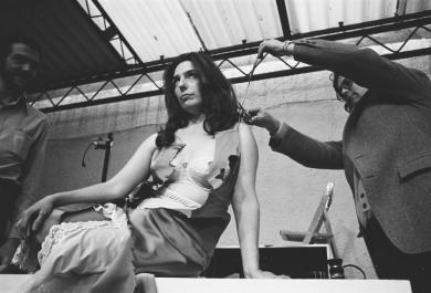 Main image of the artwork Performance de Charlotte Moorman en la Galería Vandrés fotografiada por Javier Campano, Madrid, junio de 1975