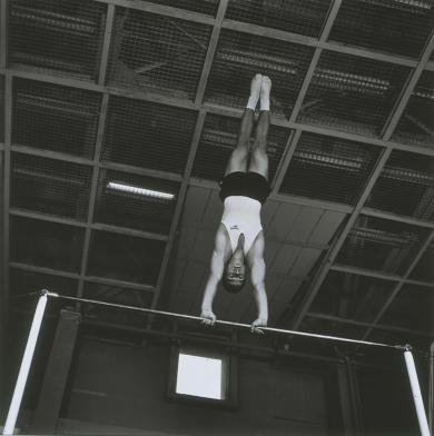 Main image of the artwork El cadete militar de cultura física Nikolay Gukov, Máster del deporte en gimnasia deportiva, en una sesión de entrenamiento