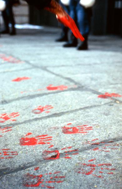 Main image of the artwork El ministerio tiene las manos manchadas de sangre. Acción radical Gai y LSD en el Ministerio de Sanidad. Madrid