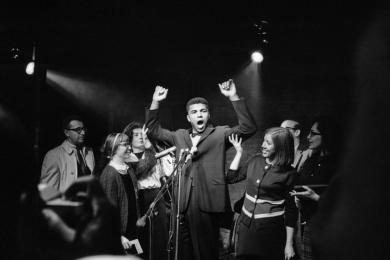 Main image of the artwork Cassius Clay (más tarde Muhammad Ali) leyendo sus poesías en Nueva York, en el Lower Manhattan