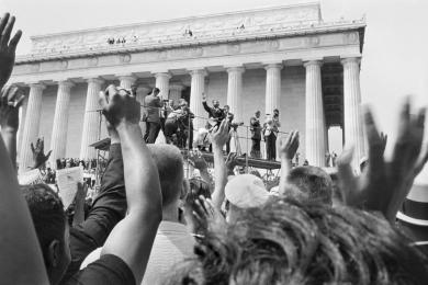 Main image of the artwork Martin Luther King Jr. saluda desde la tribuna en la que pronunció el discurso más importante de su vida